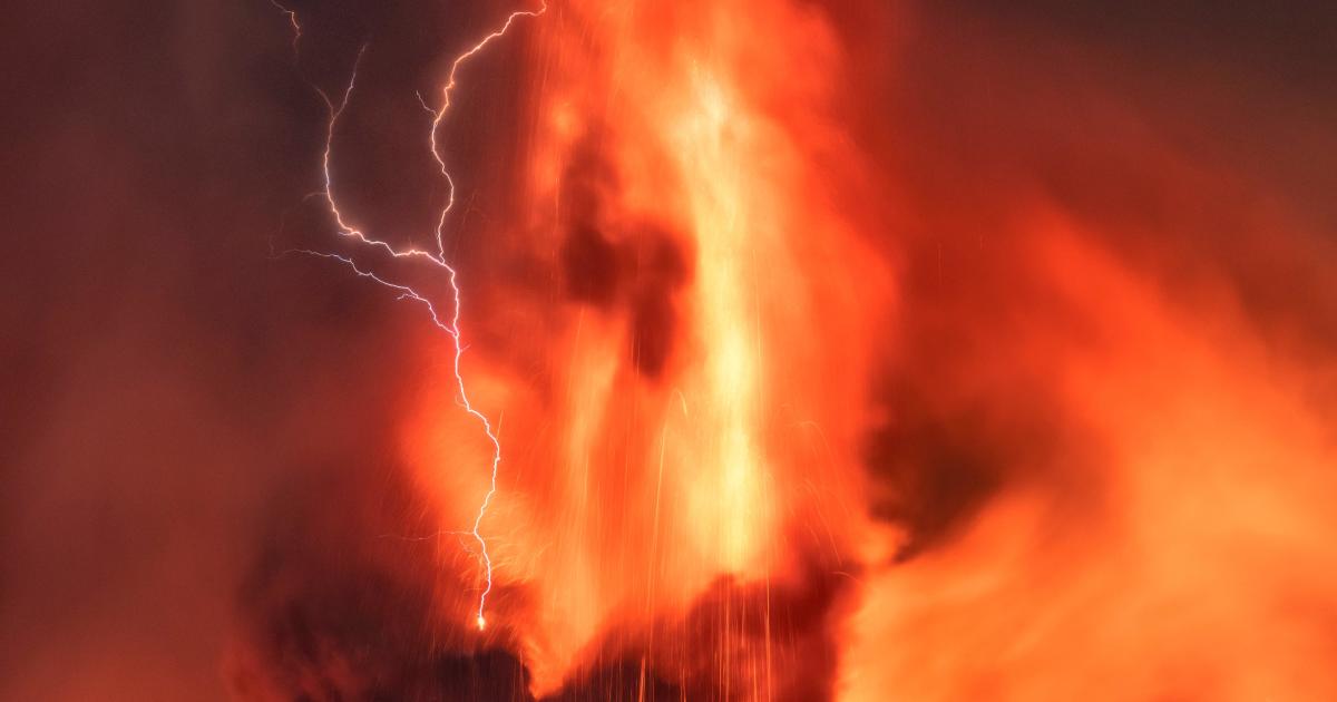 Photo captures Mount Etna eruption creating rare volcanic storm, sending dramatic lightning streaks across the sky