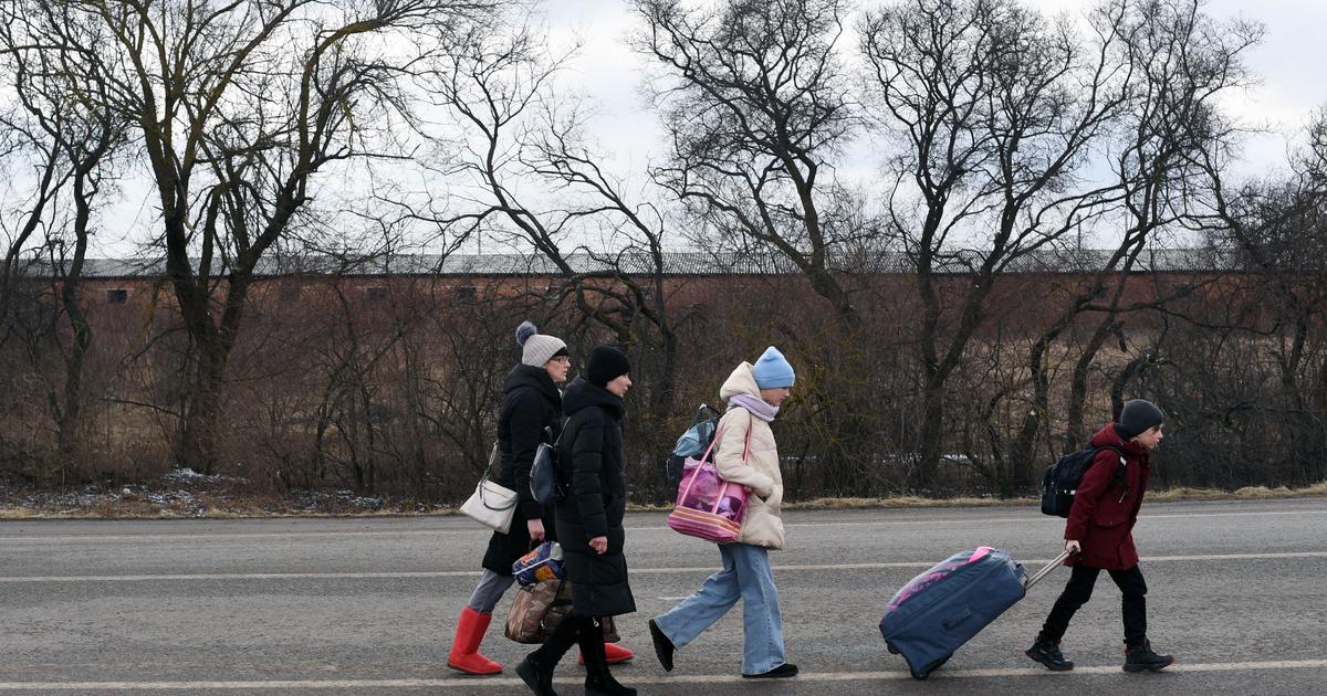 Tens of thousands of Ukrainians pour into Poland seeking safety from Russia's bombardment