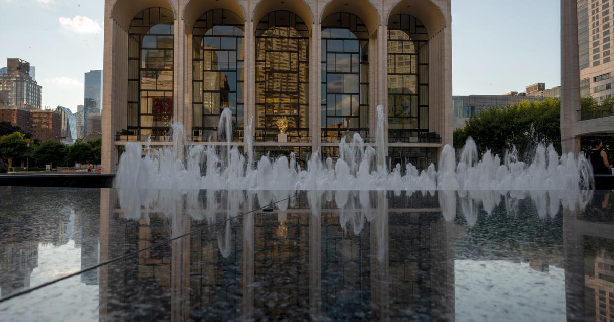 Metropolitan Opera to stop working with artists who have ties to Putin