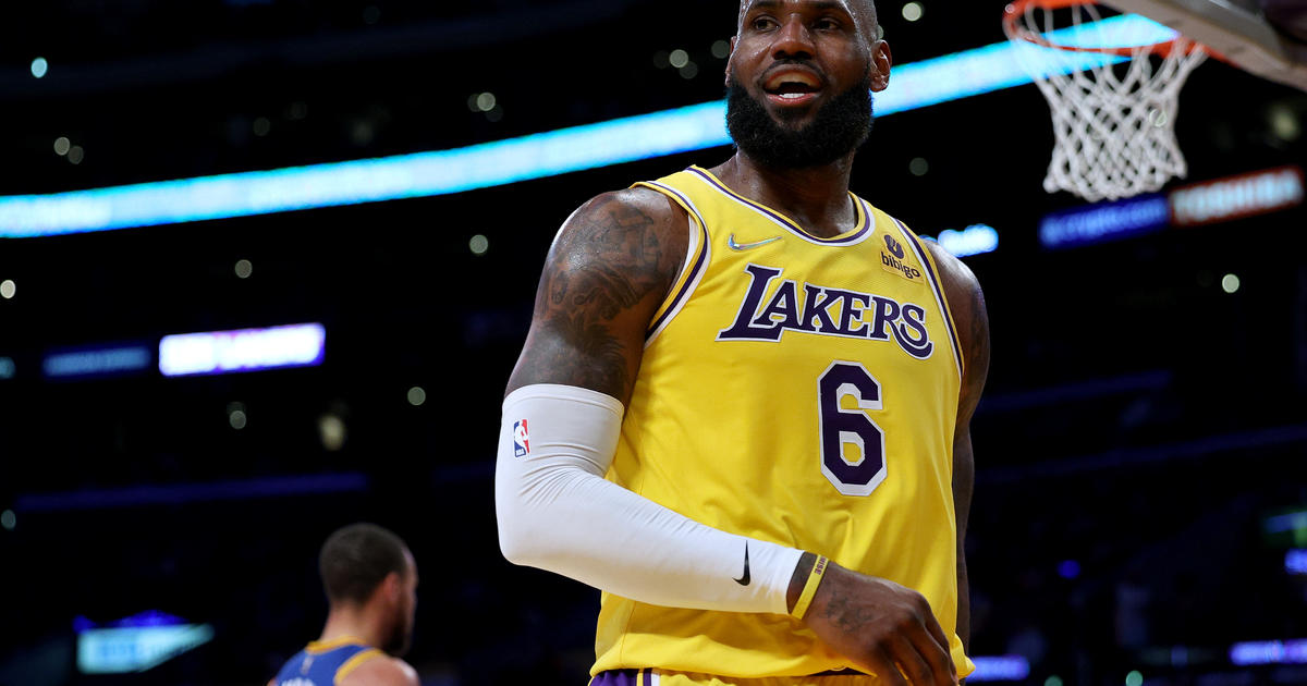 James Scores 56 Points, Lakers Beat Warriors To End Skid - CBS Los Angeles