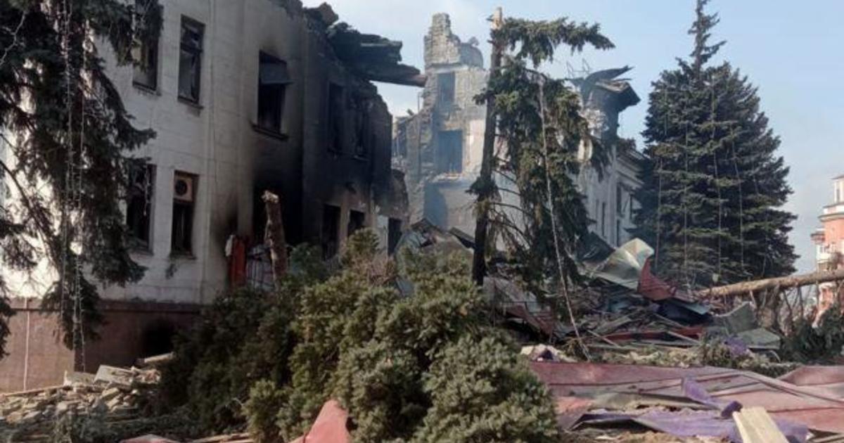 ウクライナ、爆弾避難所として使用中のマリウポール劇場空襲で300人死亡