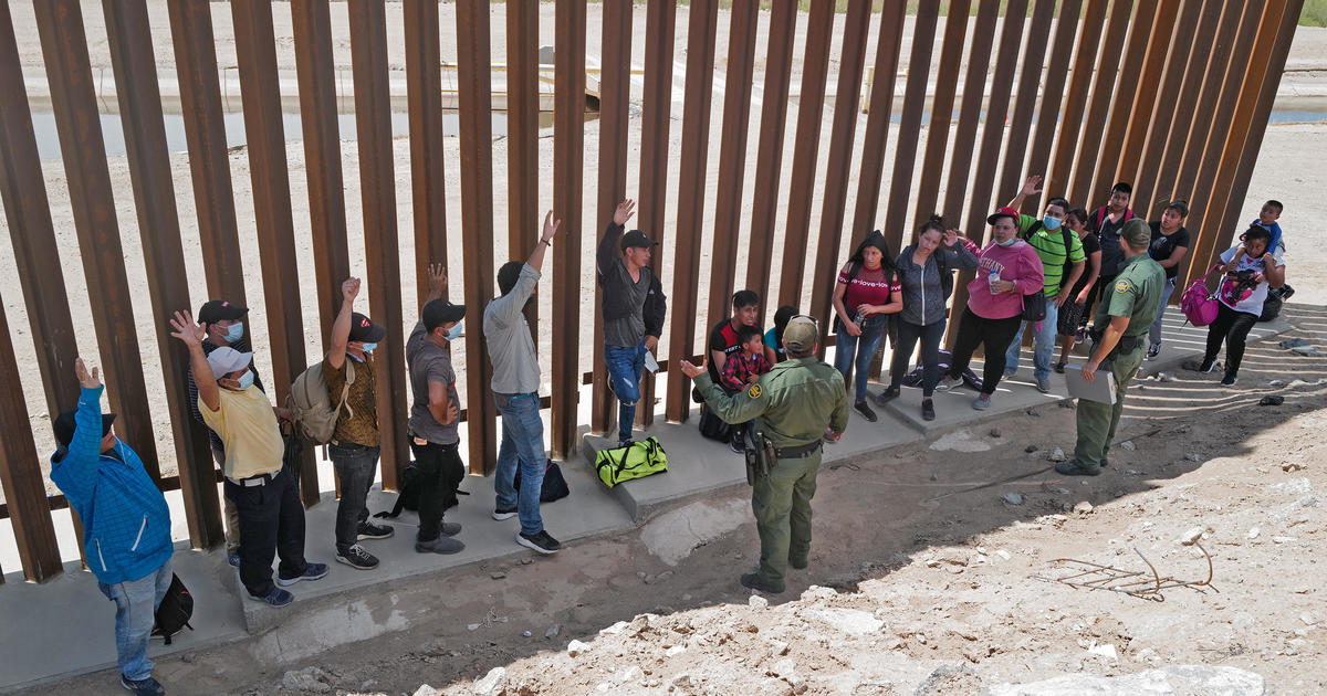 U.S. expands COVID-19 vaccinations of migrants in border custody