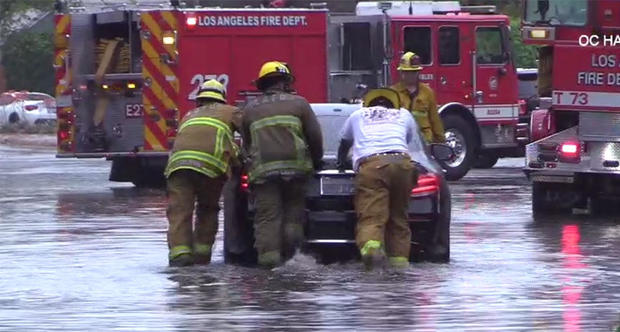 car-stuck-flooding-tarzana.jpg 