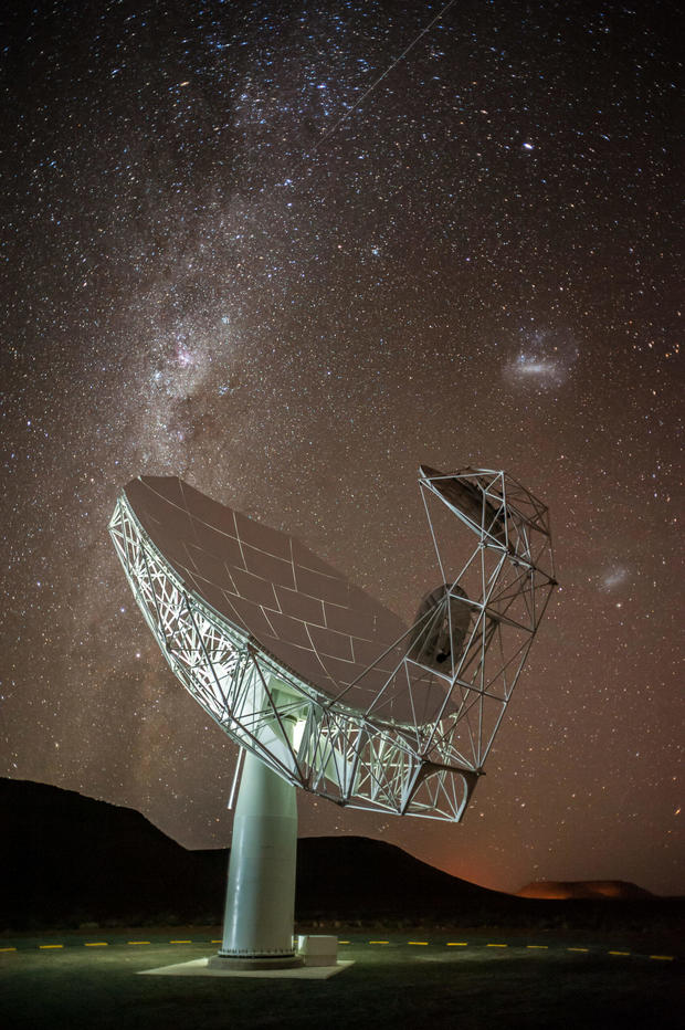 Un telescopio detecta un láser espacial galáctico a 5 mil millones de años luz de distancia que batió un récord