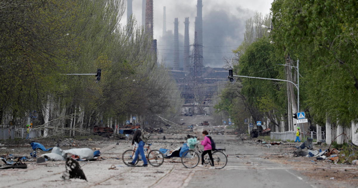 As hundreds await rescue from Mariupol steel plant, CBS News sees how a Ukraine town sacrificed itself to stop Russia