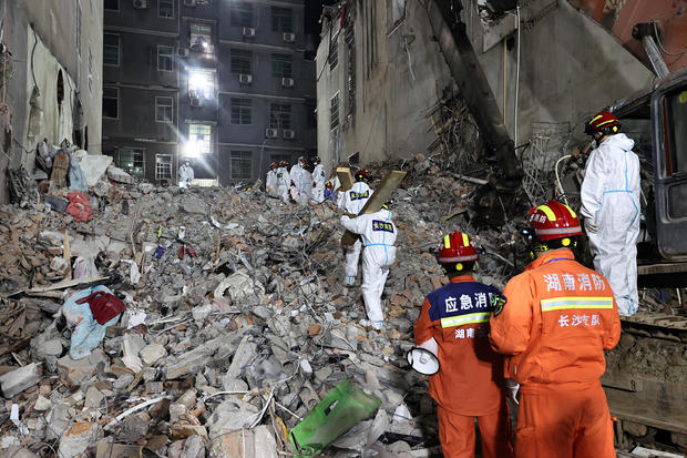 Orta Çin'de Çöken Binada 10 Kurtarıldı, 5 Ölü 