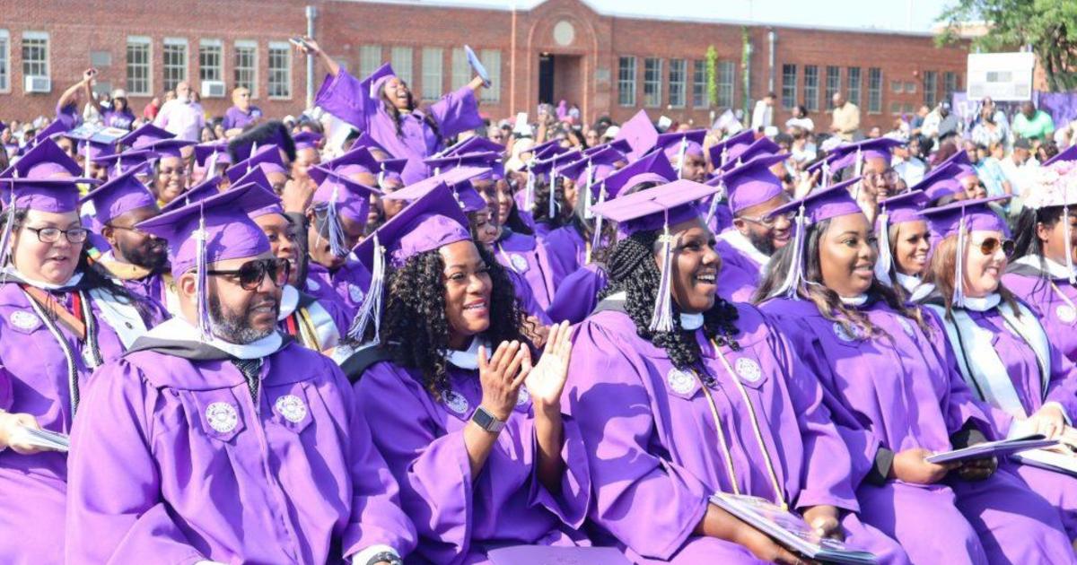 Anonymous donor pays tab for graduates of historically Black college in Texas: "You are debt-free"