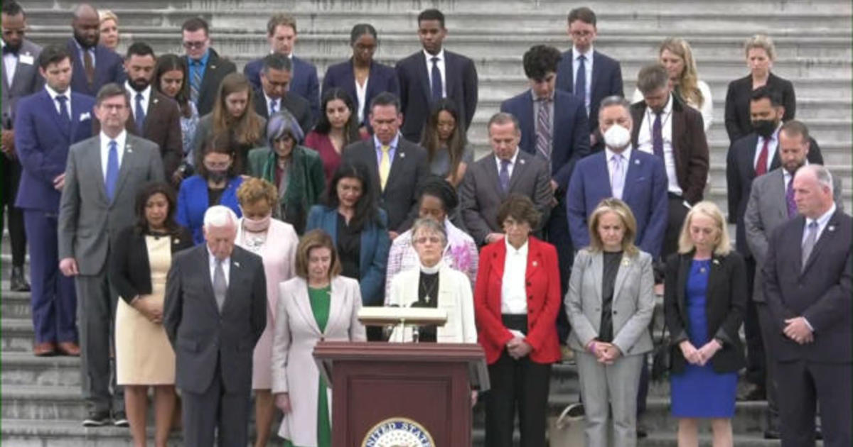 Lawmakers hold moment of silence for 1 million American COVID deaths