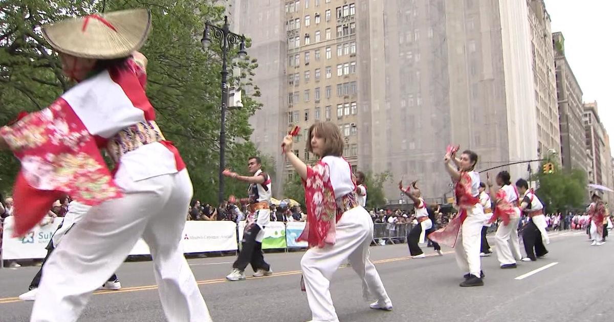 ニューヨーク市で最初の日本のパレードは、音楽やダンスなどで文化を祝います