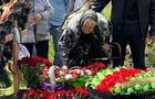 ukraine-exhumation-war-crime-cbs.jpg 