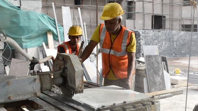 delhi-heat-construction-worker.jpg 