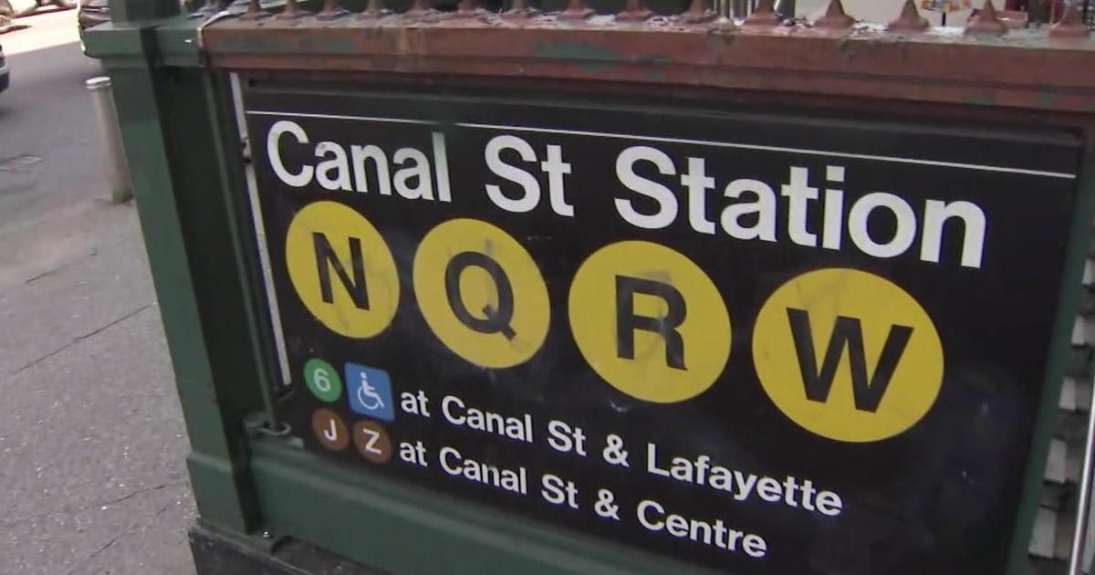 NYPD searching for gunman after man shot to death on subway train approaching Canal Street – CBS New York