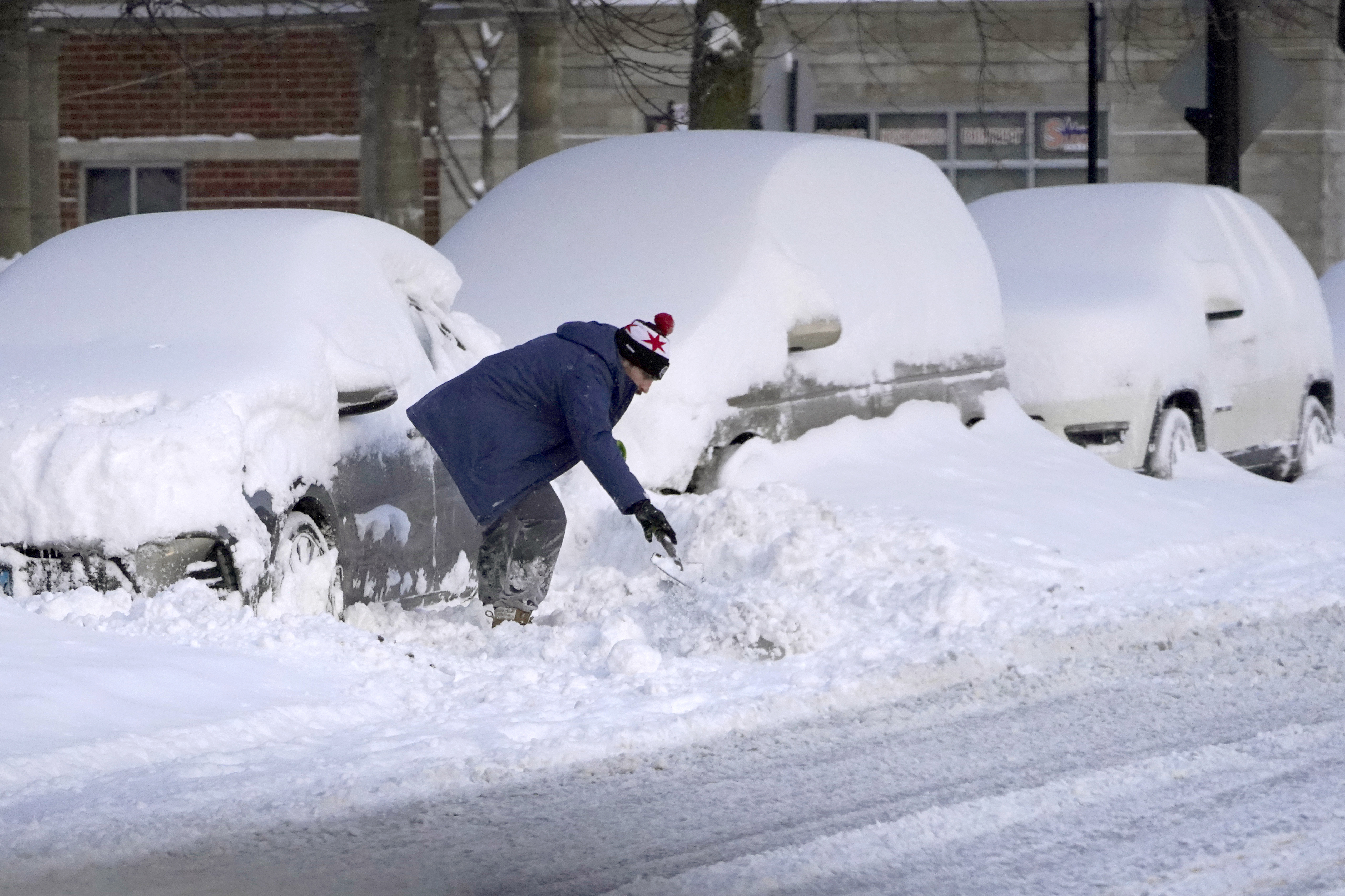 Сугробы раньше. Откапывание машины из под снега. Откапывает машину из снега. Закопанный в снегу автомобиль.